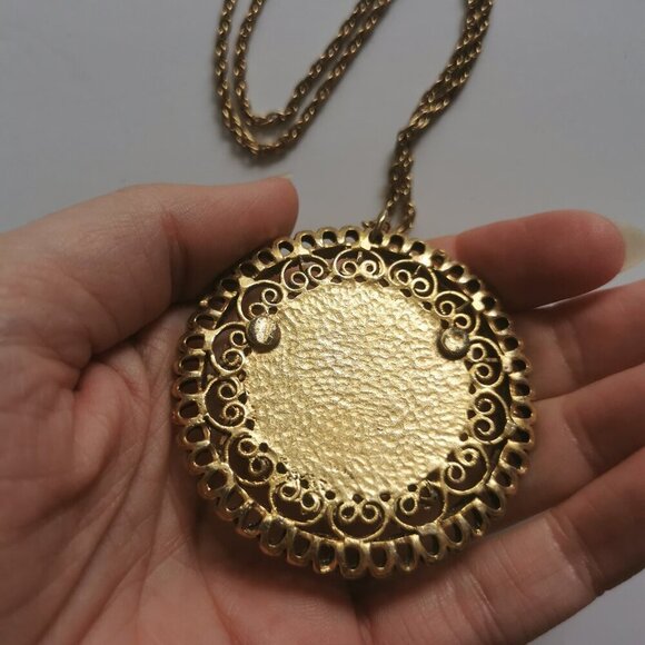 Faux Jade Stone Gold Tone Medallion Pendant Necklace Vintage Chunky Sun Circle - Picture 3 of 6